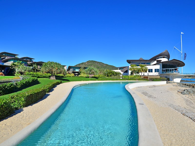 yacht club villas hamilton island price